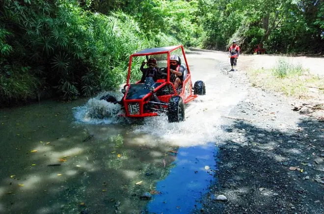 Explora la naturaleza dominicana en buggy en Puerto Plata