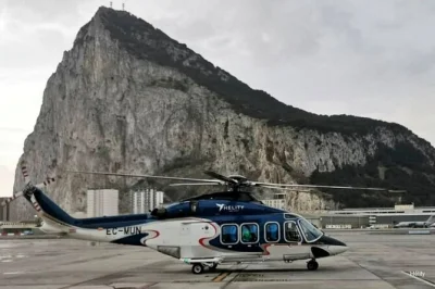 Erlebe einen aufregenden hubschrauberflug über die meerenge von gibraltar von algeciras nach ceuta, mit privatem transfer ab sevilla und einem lokalen guide für den ganzen tag.