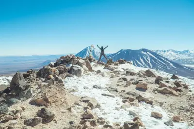 Randonnée au Cerro Toco dans les Andes : Sommet à 5 600 mètres