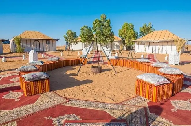 Trekking de camelo e acampamento de luxo no deserto de Merzouga