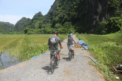 Mit dem fahrrad durch ländliches ninh binh, lokale familien besuchen, mua-höhle wandern und eine bootsfahrt in tam coc genießen. authentische tagestour ab hanoi mit guide und mittagessen.