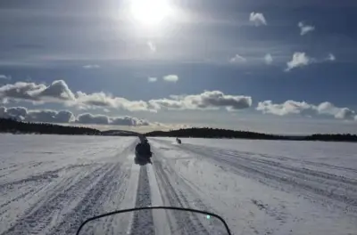 Pêche sur glace au lac Inari depuis Saariselkä : Attrapez, cuisinez