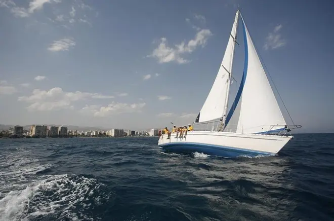 Cruzeiro privado de iate à vela em Larnaca: Nade e pilote