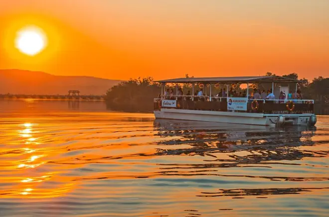 Dîner au coucher du soleil sur le lac Kununurra avec barramundi