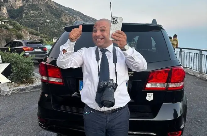 Traslado privado de Praiano ao aeroporto e estação de trem de Nápoles