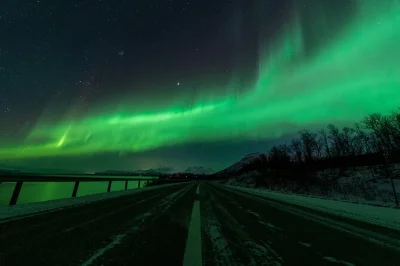 Sinta a emoção de caçar auroras boreais perto de abisko com guia local, bebidas quentes e rotas flexíveis para os melhores pontos. inclui transporte e dicas de especialistas.