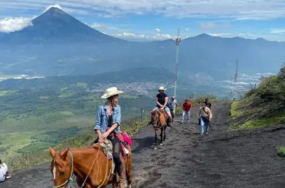 Cavalgada no vulcão Pacaya com jantar de pizza na lava