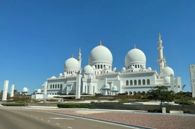 Descubre abu dhabi con un tour privado: gran mezquita, louvre, heritage village, corniche, paradas flexibles y recogida desde dubái incluida.