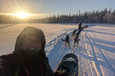 Alaskan Husky-Schlittenfahrt bei Yellowknife: Lernen Sie das Mushing