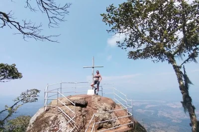 Découvrez guaduas avec une visite guidée—visitez piedra capira, randonnez sur les routes coloniales, admirez une cascade de 36 m et savourez un authentique déjeuner colombien fiambre. réservez m