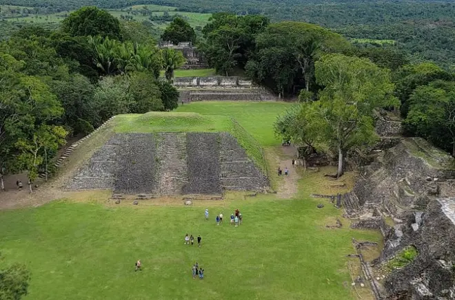 Xunantunich e tubing nella grotta di St. Herman da Hopkins