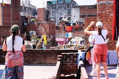 Recorre sanjay colony en delhi con un guía local, descubre la vida diaria, el trabajo comunitario y los retos sociales. incluye agua embotellada y transporte cercano.
