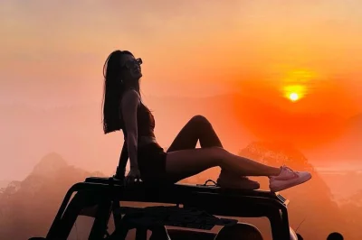 Disfruta el amanecer en el monte batur en un jeep clásico, recorre los campos de lava negra y relájate en aguas termales naturales. incluye recogida, desayuno y guía local.