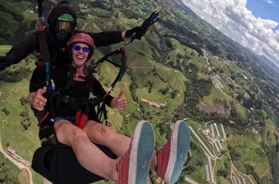 Parapendio a Medellín: 20 minuti sopra la valle di Aburrá