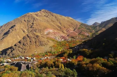 Découvrez la culture berbère lors d'une excursion guidée dans le haut atlas depuis marrakech. visitez imlil, savourez un thé à la menthe, explorez les villages et admirez le mont toubkal. réserv