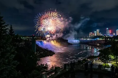 Fuegos artificiales al atardecer en las cataratas del Niágara