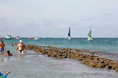 Porto de galinhas entdecken: bunte fische, buggy-touren auf weißen stränden und riffpools. jetzt tagesausflug von recife buchen.
