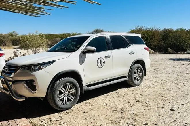 Transfert privé Windhoek vers lodge Etosha : SUV blanc, 4–5 heures