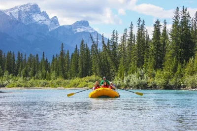 Vivi la magia delle rockies con una tranquilla discesa sul bow river vicino a canmore, accompagnati da una guida privata. accessibile in sedia a rotelle, pet friendly e con opzioni per passeggini.