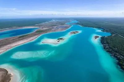 Lagune de Bacalar en ponton : Stromatolites et cenotes
