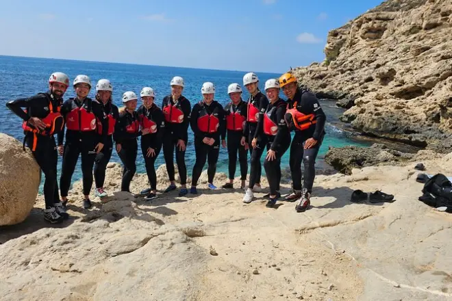 Coasteering in Villajoyosa: Klettern an Klippen, Sprünge in Buchten
