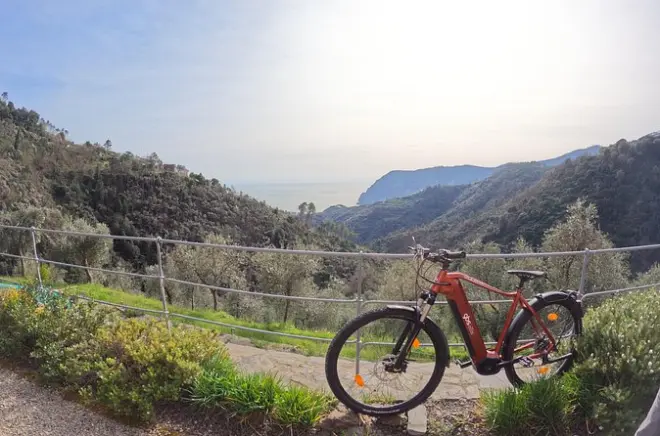 E-bike em Cinque Terre saindo de Monterosso com vistas da costa