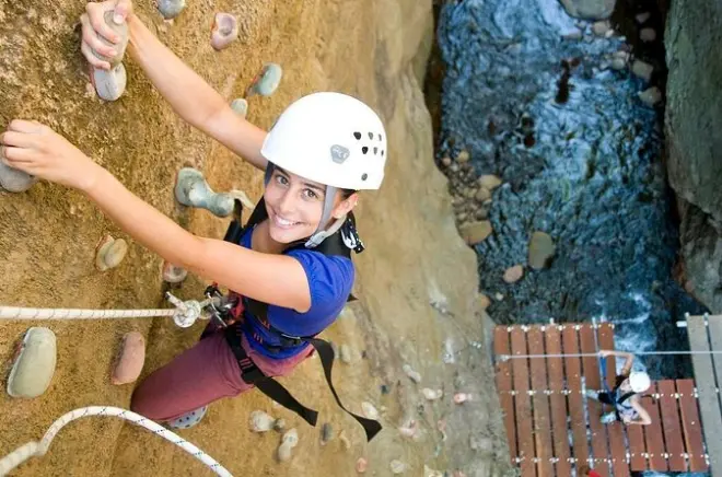 Tyrolienne à Hot Springs : 8 câbles, rappel et descente en bouée