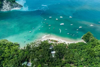 Découvrez l’île tortuga en catamaran depuis los suenos : snorkeling, déjeuner sur la plage, boissons et détente avec un guide local. réservation simple.