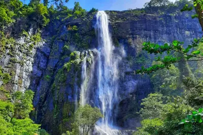 Cascata Diyaluma da Ella: Esperienza di nuoto sotto la cascata