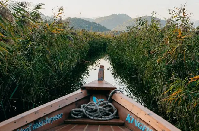 Tour por el lago Skadar desde Virpazar: Monasterio Kom en barco