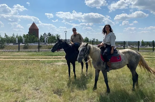 Paseo a caballo de 2 días en el rancho Taiburyldyn Shabysy