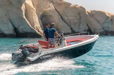 Aluguel de barco em Milos sem necessidade de licença