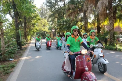 Erlebe hanoi auf einer vintage vespa: altstadt, train street, westsee & long bien brücke. versteckte gassen, einheimische treffen und den berühmten eierkaffee probieren.