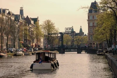 Scopri amsterdam in barca elettrica privata. visita la casa di anne frank, il ponte magro e i canali nascosti. pacchetto bevande incluso. prenota ora.