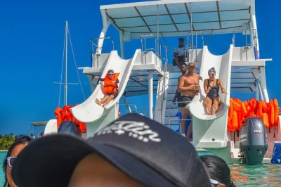 Disfruta de un barco privado en punta cana con dos toboganes, barra libre, snorkel en playa bávaro y traslado desde tu hotel para un día inolvidable en el mar.