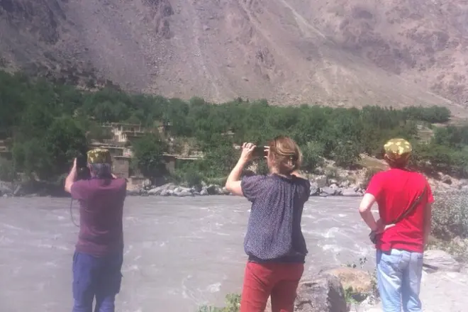 Pamir-Highway ab Dushanbe mit Blick zur afghanischen Grenze