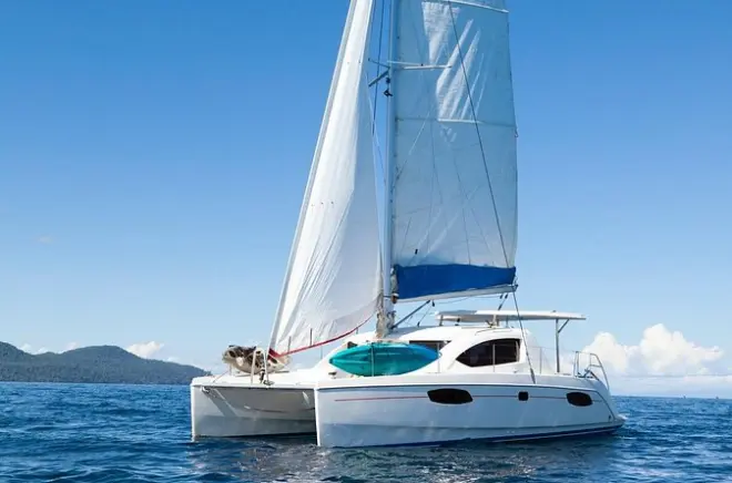 Tour in catamarano a Torrevieja: 3 ore di navigazione con bagno