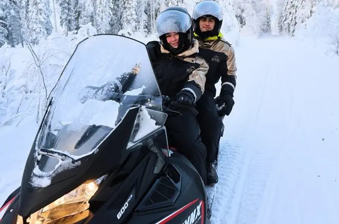 Safari privado em Rovaniemi: Snowmobile e refeição na floresta