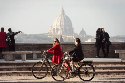 Scopri roma in ebike cannondale: sali sul gianicolo, esplora trastevere, ammira piazza san pietro e il ghetto ebraico. guida e attrezzatura inclusi.