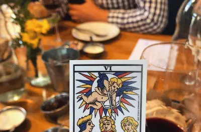Cena siciliana e tarocchi a Palermo: Vino, cibo e carte