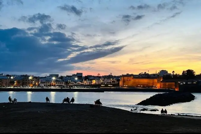 Tour serale a Rabat: Tramonto, torre di Hassan e cena marocchina