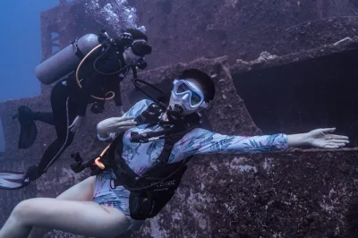 Vivez l’adrénaline des plongées sur épaves à waikiki, puis explorez les récifs colorés avec un guide certifié. matériel complet, encas et prise en charge matinale inclus.