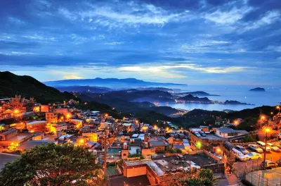 Jiufen desde Taipei: Cascada dorada y calles de faroles al anochecer