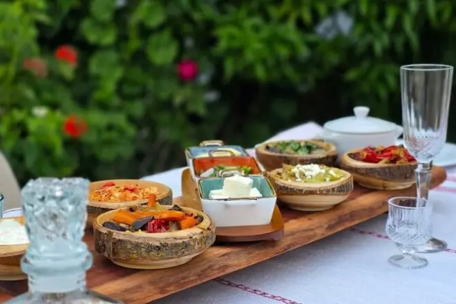 Tour noturno em Shkodër: Caminhada e jantar tradicional albanês
