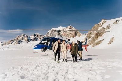 Sinta a emoção de voar de helicóptero sobre mount cook, glaciares tasman e franz josef, com pouso na neve alpina e guia piloto local. inclui parada na neve conforme a estação.