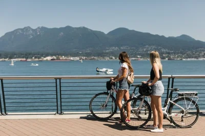 Siente el ritmo de vancouver con una bici o e-bike. recorre stanley park, gastown y granville island a tu ritmo. incluye mapa, casco y asistencia.