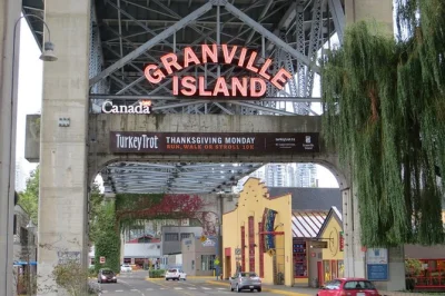 Siente el vaivén del puente colgante capilano, pasea por las calles de gastown y recorre stanley park en un tour en grupo pequeño con acceso sin filas y recogida en hotel.