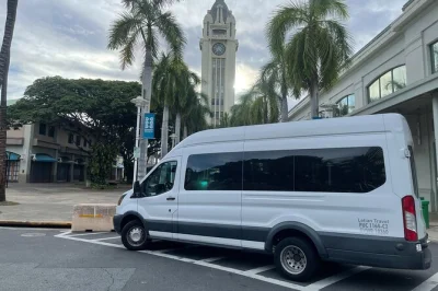 Privater van-transfer vom honolulu flughafen zu hotels in waikiki für bis zu 14 personen. zuverlässig, stressfreie abholung, keine taxischlangen. jetzt gruppen-transfer buchen.