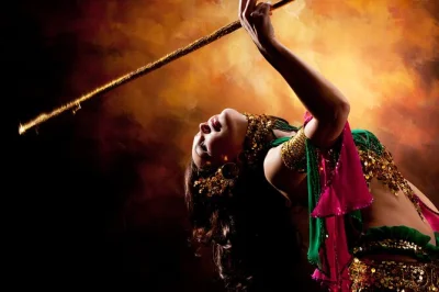 Découvrez istanbul de nuit en naviguant sur le bosphore, dégustez des meze turcs et profitez d’un spectacle folklorique vivant, avec prise en charge à l’hôtel incluse.