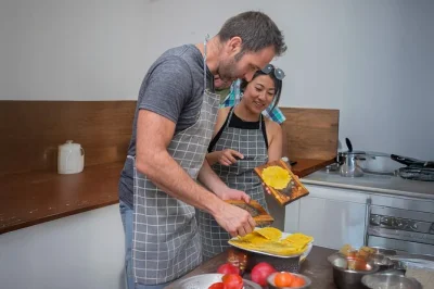 Vive la experiencia de cocinar arroz con coco y mojarra roja en una cocina familiar de cartagena, baila con los chefs y comparte una comida auténtica. incluye guía profesional.